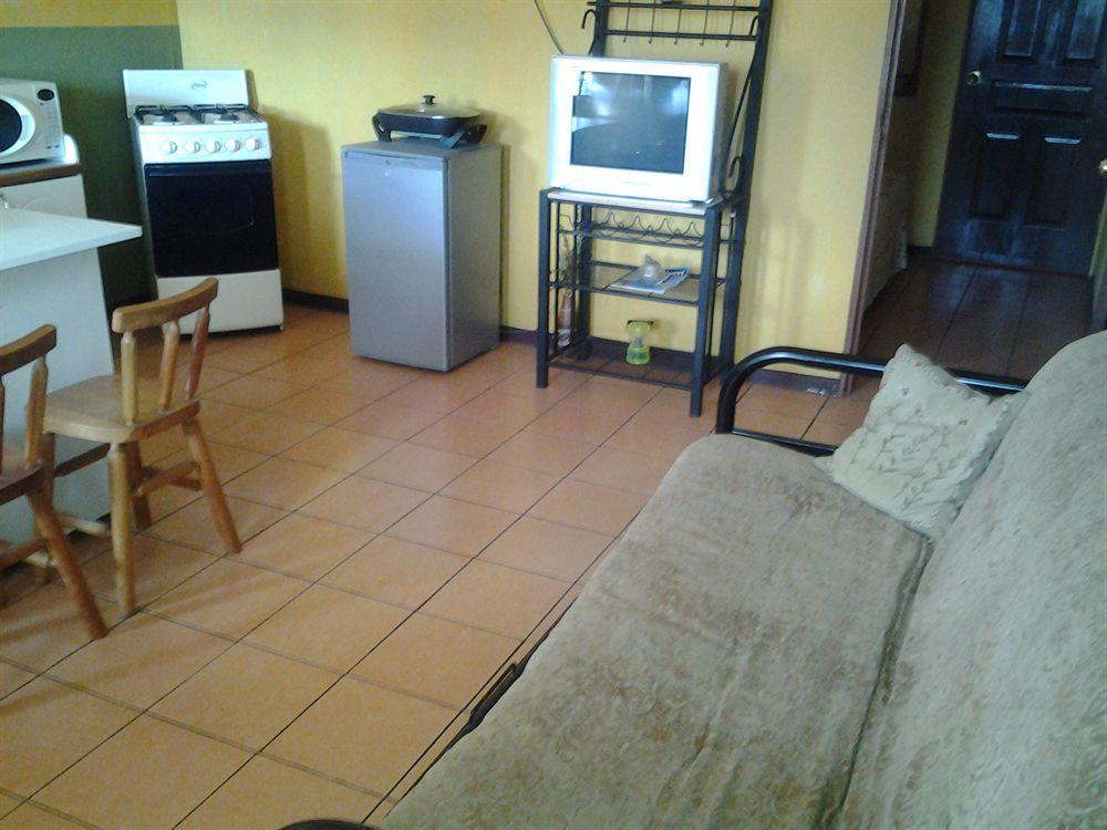 Cabinas Madeleine Puntarenas Exterior photo