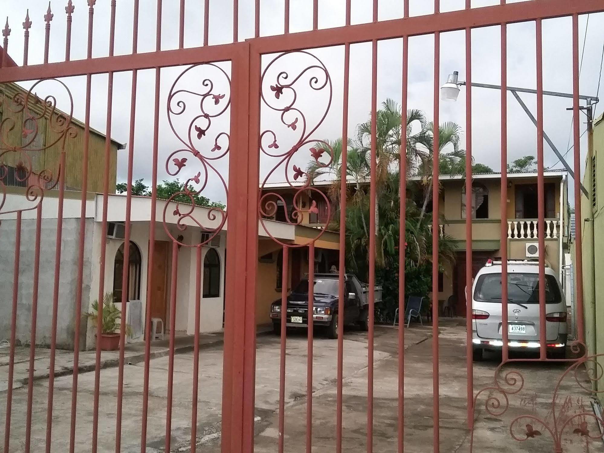 Cabinas Madeleine Puntarenas Exterior photo